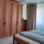 Ruhig Gelegene 2-zi Fewo, Wallbox, Balkon דירה