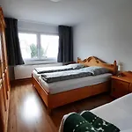 Ruhig Gelegene 2-zi Fewo, Wallbox, Balkon