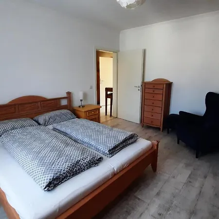 Ruhig Gelegene 2-zi Fewo, Wallbox, Balkon Apartmán *