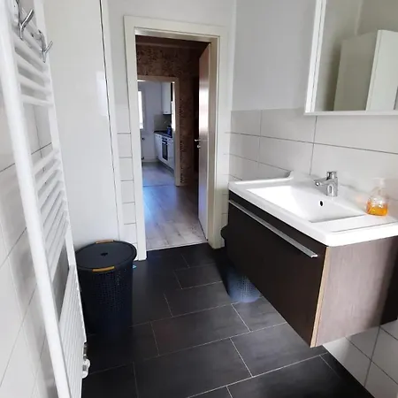 Ruhig Gelegene 2-zi Fewo, Wallbox, Balkon Apartmán *