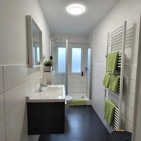 Ruhig Gelegene 2-zi Fewo, Wallbox, Balkon